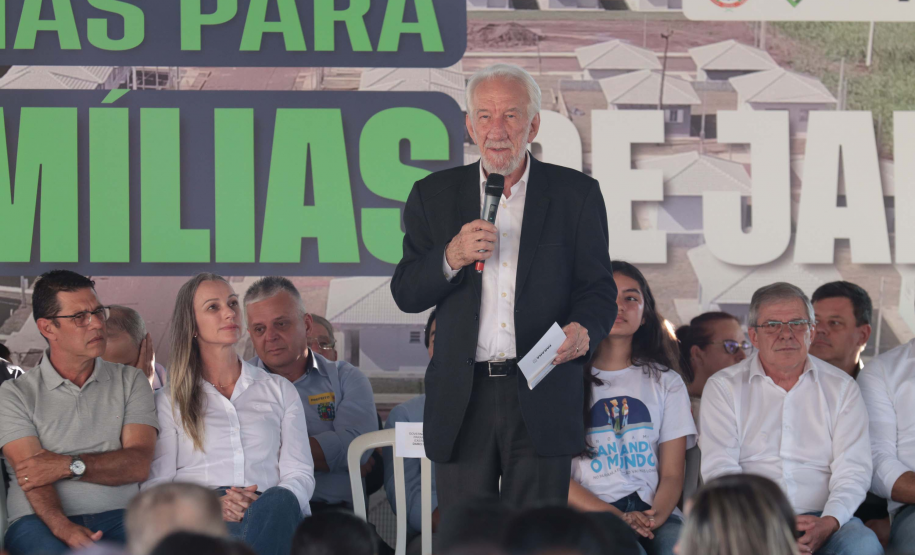 Com apoio do Estado, chaves da casa própria são entregues a famílias de Japurá