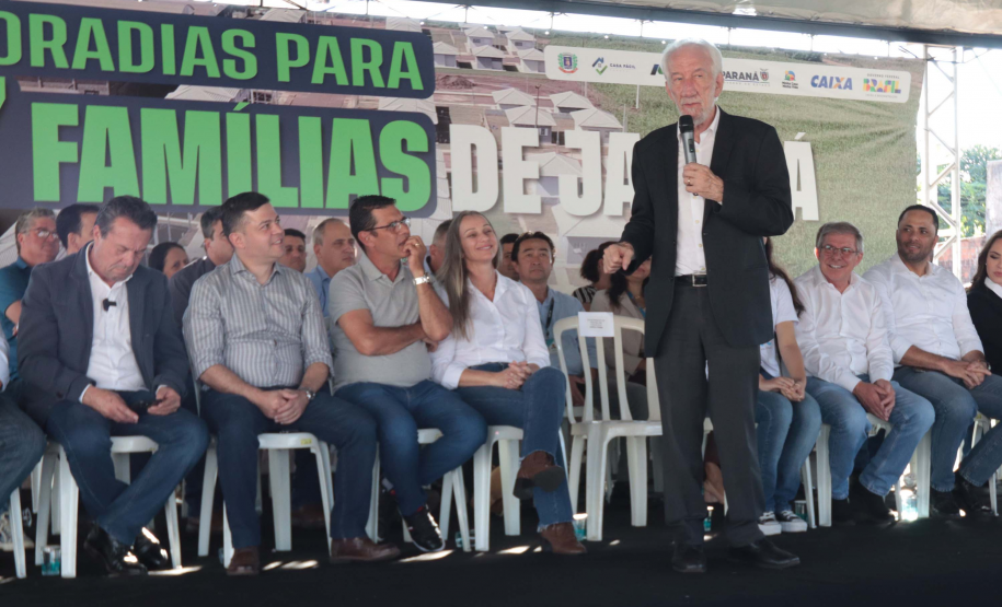 Com apoio do Estado, chaves da casa própria são entregues a famílias de Japurá