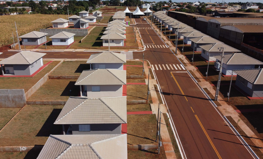 Com apoio do Estado, chaves da casa própria são entregues a famílias de Japurá