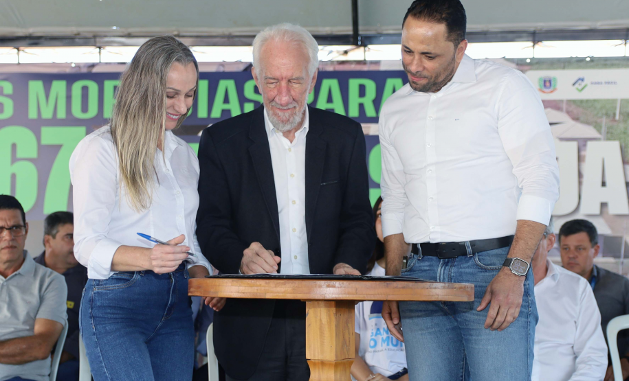 Com apoio do Estado, chaves da casa própria são entregues a famílias de Japurá
