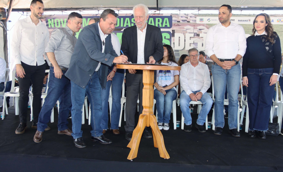 Com apoio do Estado, chaves da casa própria são entregues a famílias de Japurá