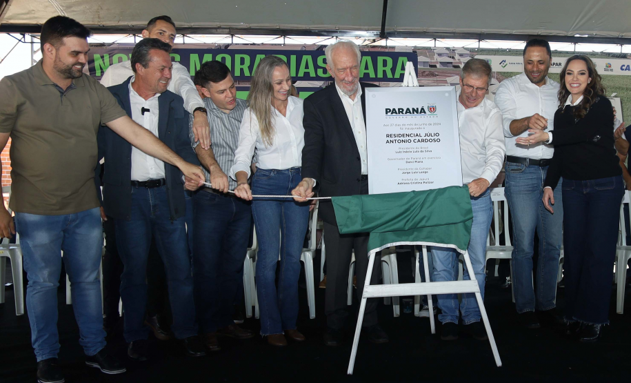 Com apoio do Estado, chaves da casa própria são entregues a famílias de Japurá