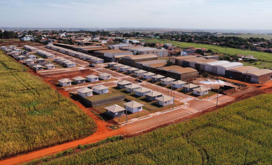 Com apoio do Estado, chaves da casa própria são entregues a famílias de Japurá