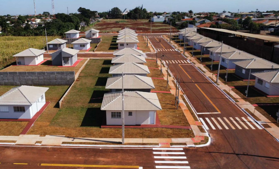 Com apoio do Estado, chaves da casa própria são entregues a famílias de Japurá
