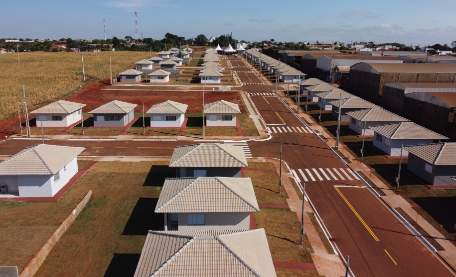 Com apoio do Estado, chaves da casa própria são entregues a famílias de Japurá