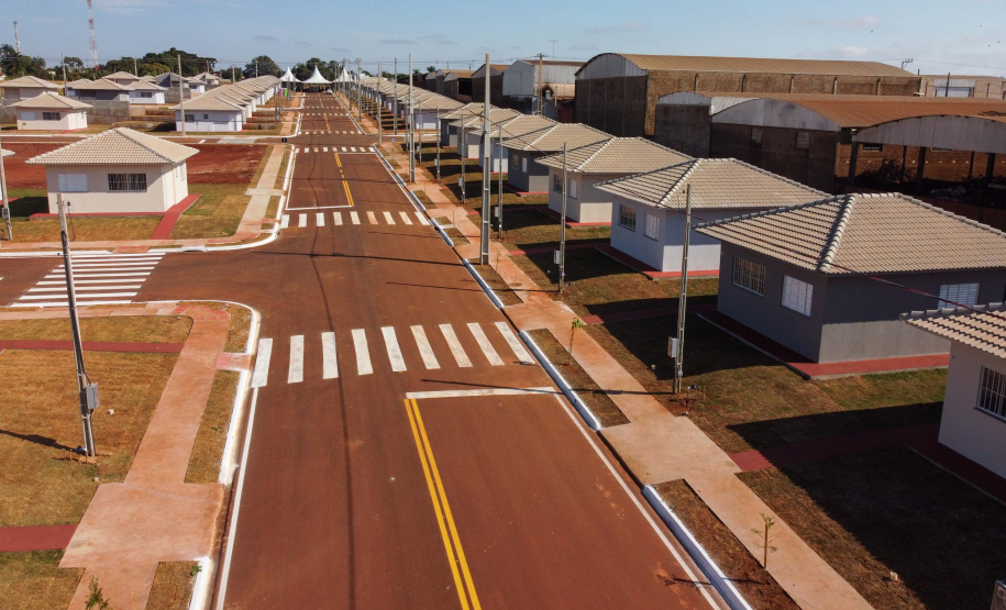 Com apoio do Estado, chaves da casa própria são entregues a famílias de Japurá