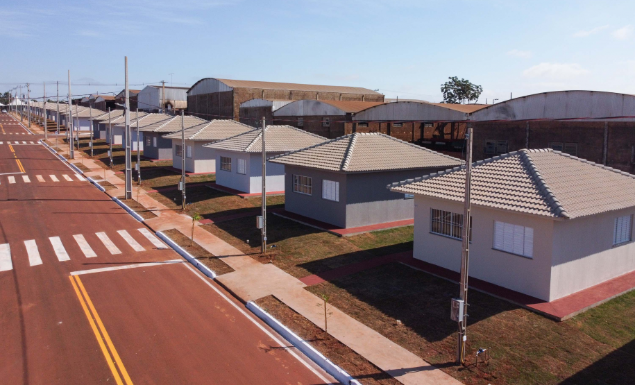 Com apoio do Estado, chaves da casa própria são entregues a famílias de Japurá