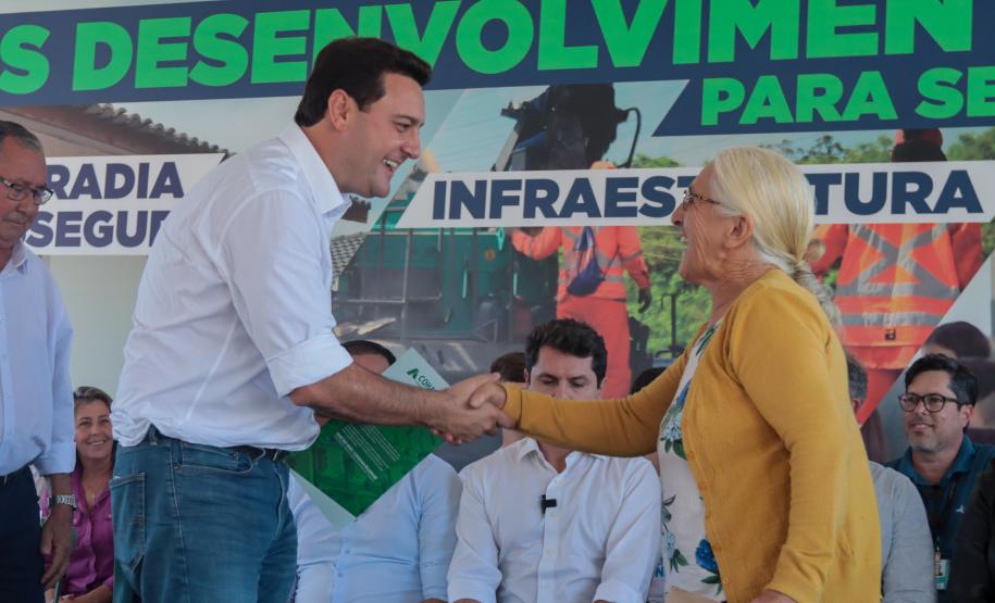 Ratinho Junior entrega escrituras a 579 famílias de Sengés, nos Campos Gerais