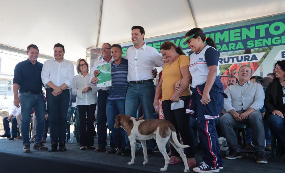 Ratinho Junior entrega escrituras a 579 famílias de Sengés, nos Campos Gerais