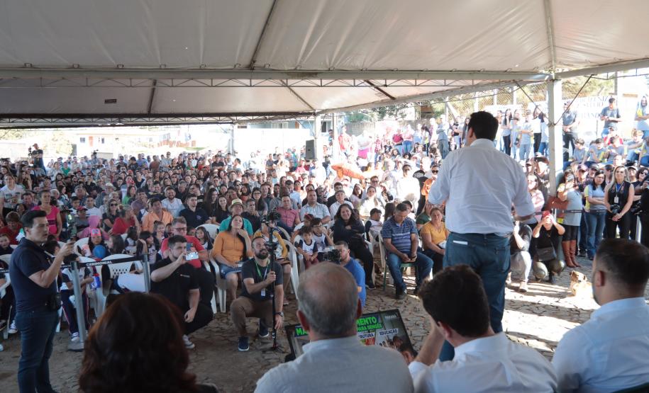 Ratinho Junior entrega escrituras a 579 famílias de Sengés, nos Campos Gerais