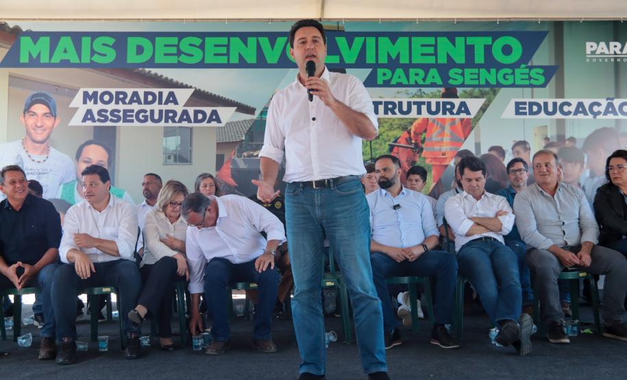 Ratinho Junior entrega escrituras a 579 famílias de Sengés, nos Campos Gerais