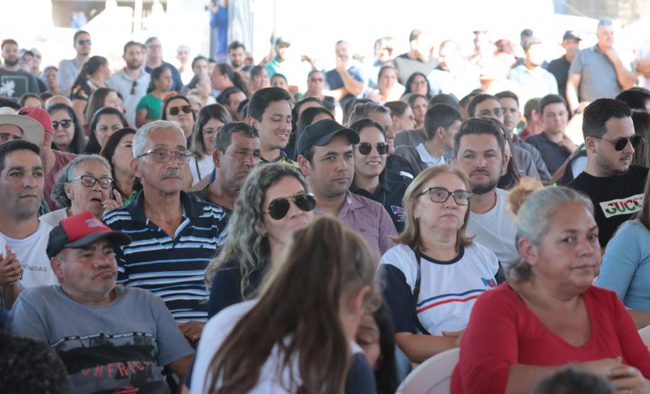 Ratinho Junior entrega escrituras a 579 famílias de Sengés, nos Campos Gerais