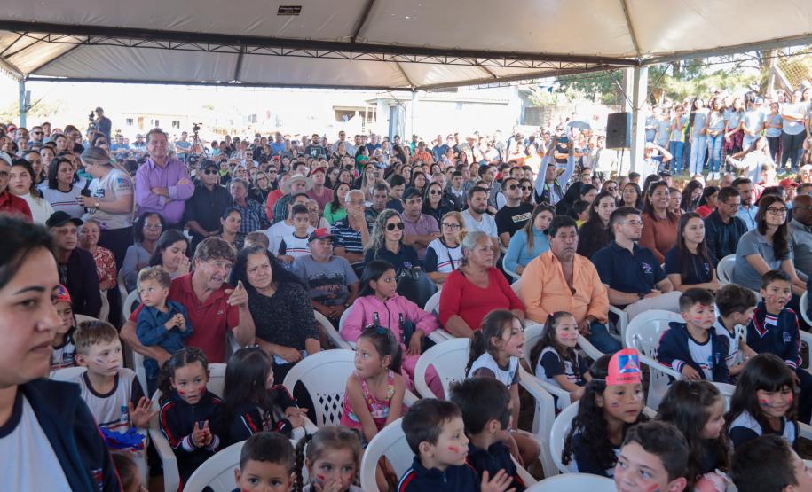 Ratinho Junior entrega escrituras a 579 famílias de Sengés, nos Campos Gerais