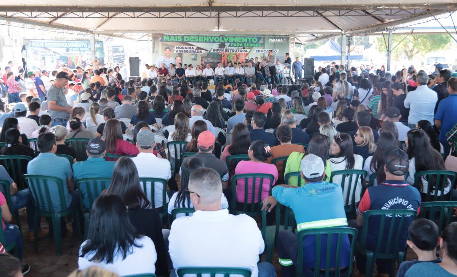 Ratinho Junior entrega escrituras a 579 famílias de Sengés, nos Campos Gerais