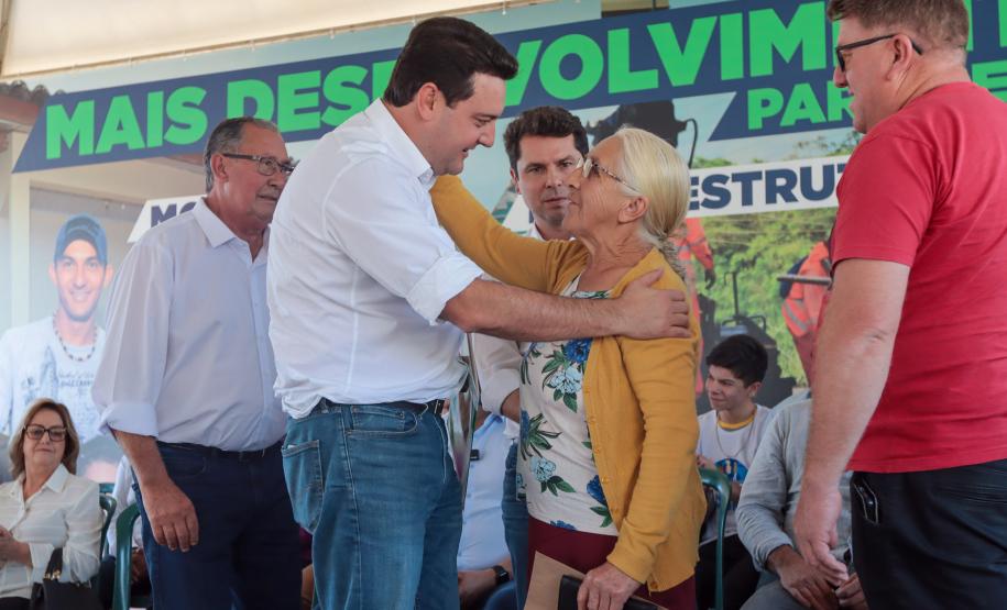 Ratinho Junior entrega escrituras a 579 famílias de Sengés, nos Campos Gerais