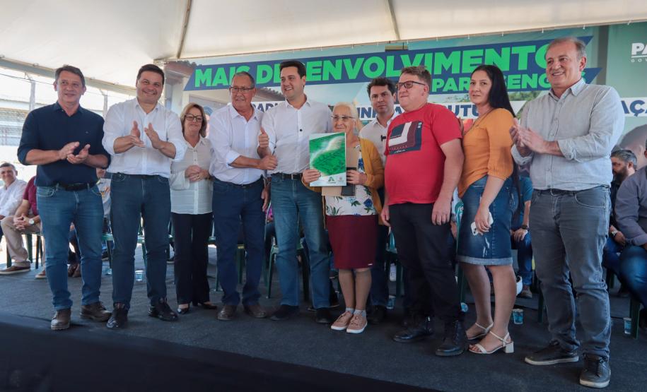 Ratinho Junior entrega escrituras a 579 famílias de Sengés, nos Campos Gerais