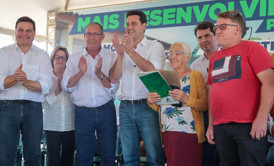 Ratinho Junior entrega escrituras a 579 famílias de Sengés, nos Campos Gerais