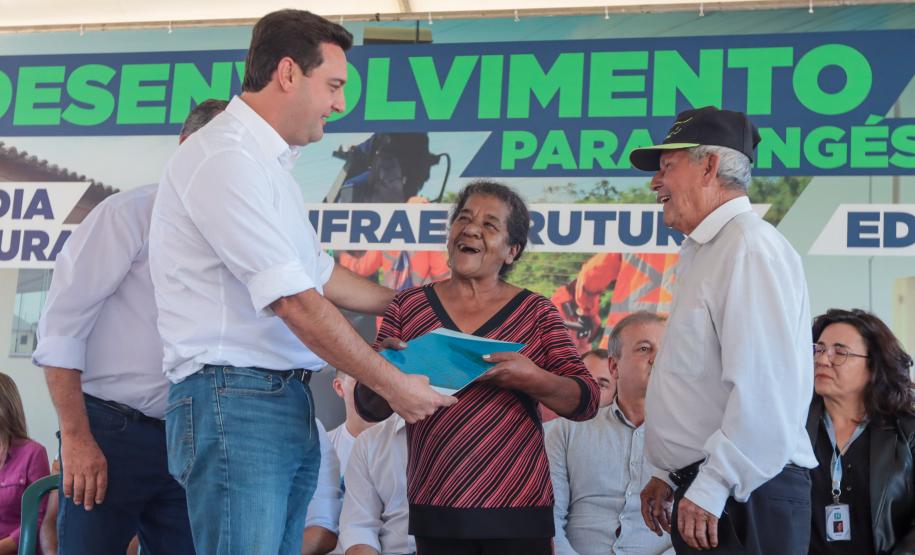Ratinho Junior entrega escrituras a 579 famílias de Sengés, nos Campos Gerais