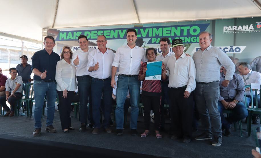 Ratinho Junior entrega escrituras a 579 famílias de Sengés, nos Campos Gerais