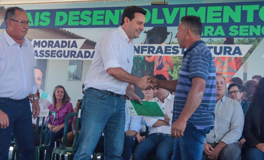 Ratinho Junior entrega escrituras a 579 famílias de Sengés, nos Campos Gerais