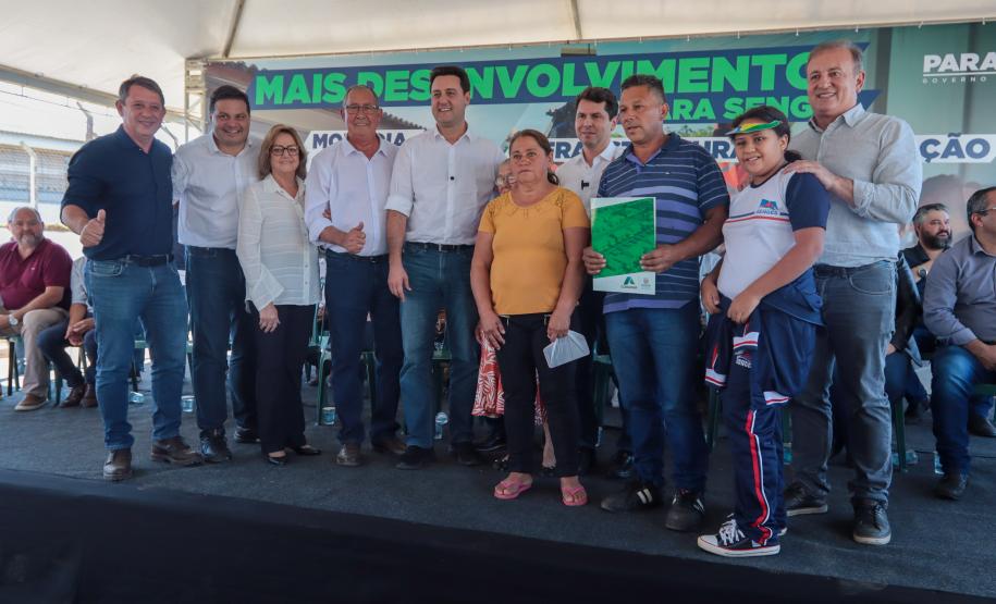 Ratinho Junior entrega escrituras a 579 famílias de Sengés, nos Campos Gerais