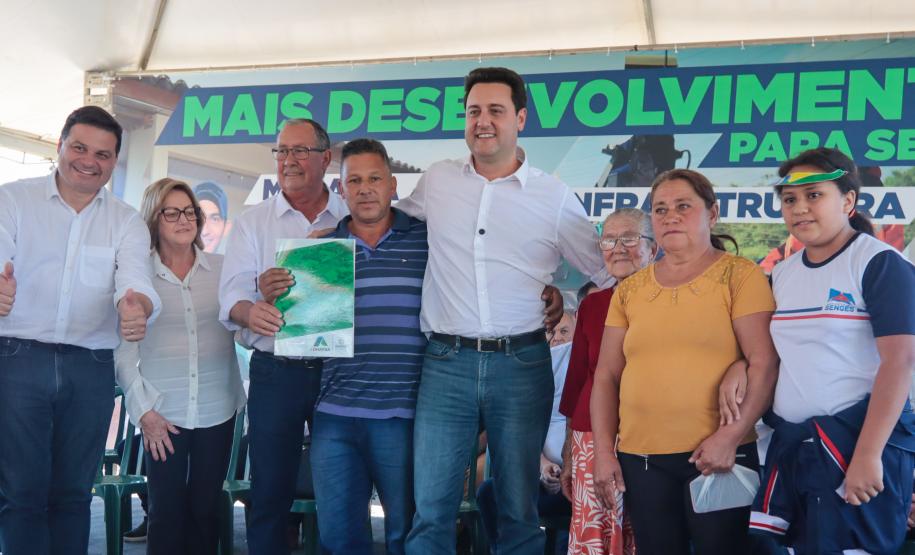 Ratinho Junior entrega escrituras a 579 famílias de Sengés, nos Campos Gerais