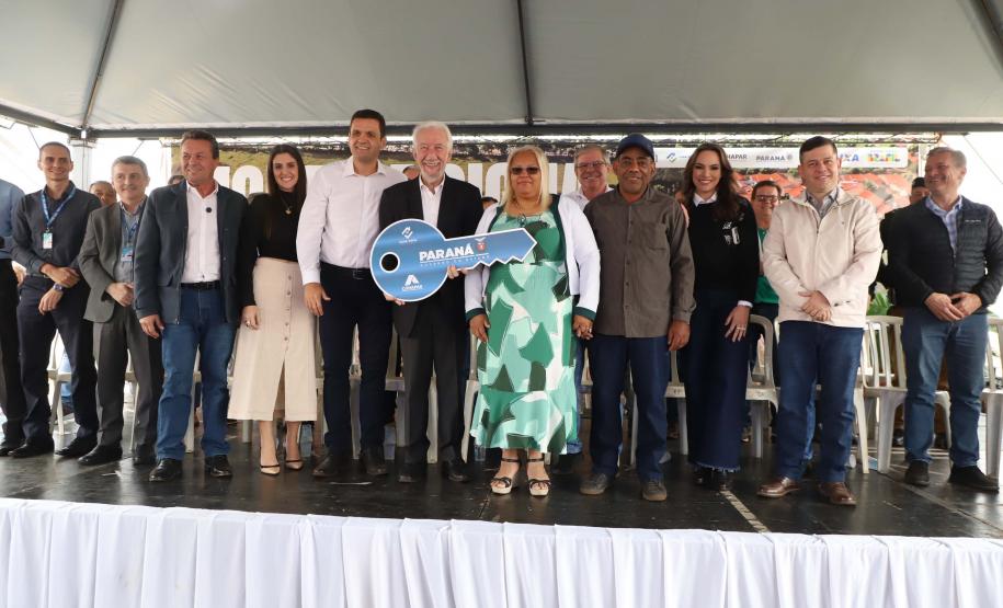 Darci Piana entrega residencial com 120 casas a famílias de Nova Londrina