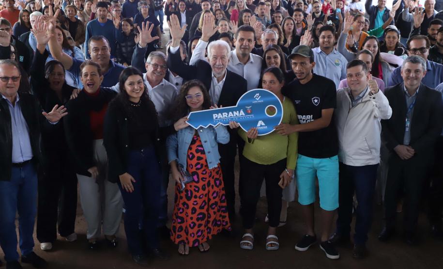 Darci Piana entrega residencial com 120 casas a famílias de Nova Londrina