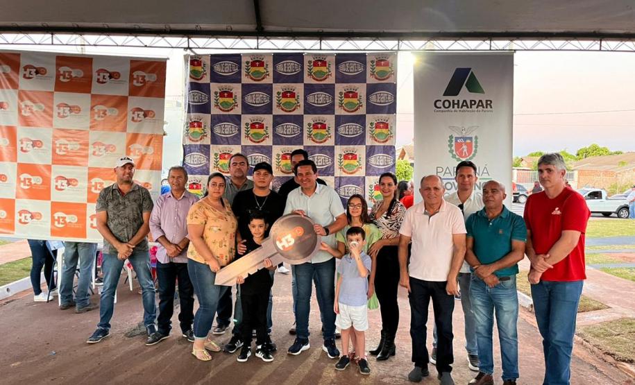 Em Santa Cruz de Monte Castelo, 40 famílias recebem as chaves da casa própria, graças ao Casa Fácil Paraná
