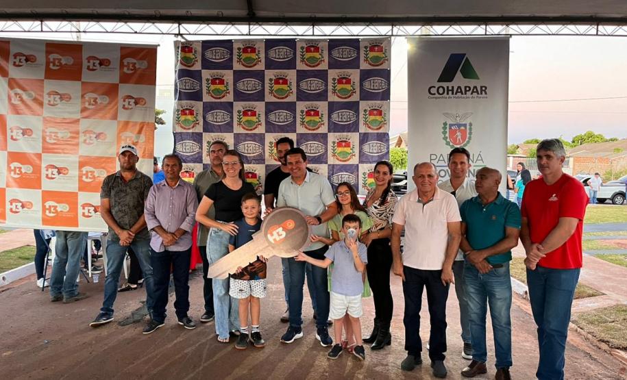 Em Santa Cruz de Monte Castelo, 40 famílias recebem as chaves da casa própria, graças ao Casa Fácil Paraná