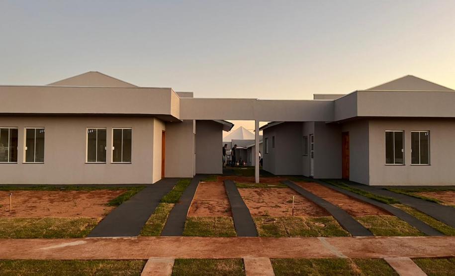 Em Santa Cruz de Monte Castelo, 40 famílias recebem as chaves da casa própria, graças ao Casa Fácil Paraná