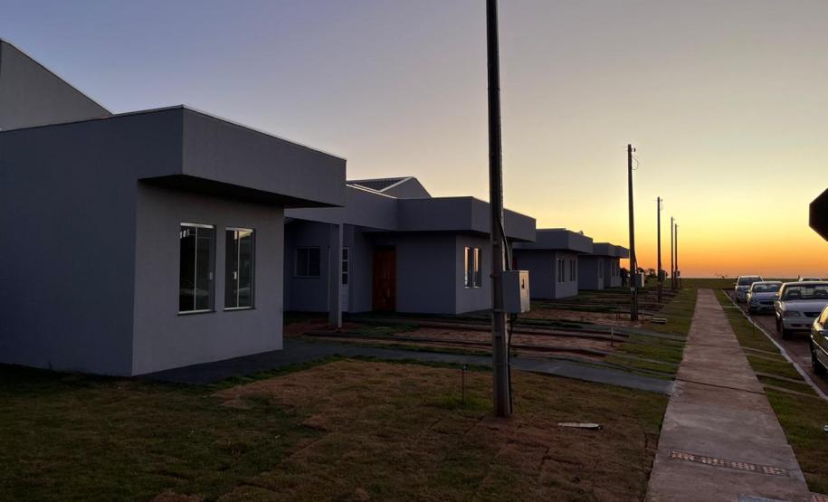 Em Santa Cruz de Monte Castelo, 40 famílias recebem as chaves da casa própria, graças ao Casa Fácil Paraná