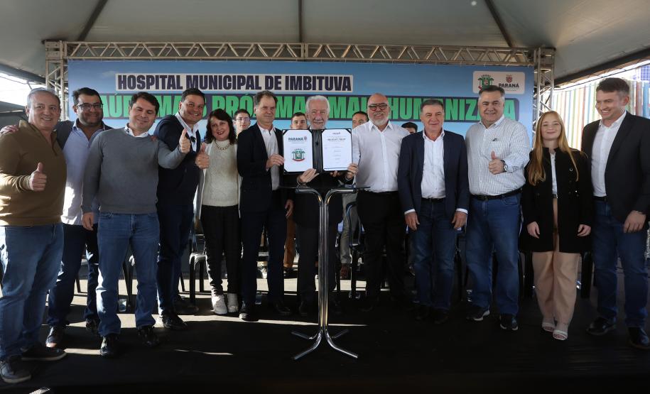 Estado libera R$ 12 milhões para 1º hospital de Imbituva e entrega matrículas de 171 casas