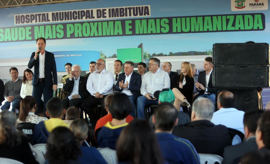 Estado libera R$ 12 milhões para 1º hospital de Imbituva e entrega matrículas de 171 casas