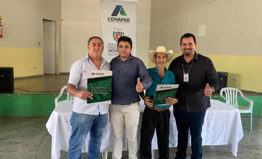 Em Japira, 102 famílias recebem títulos de regularização fundiária pela Cohapar