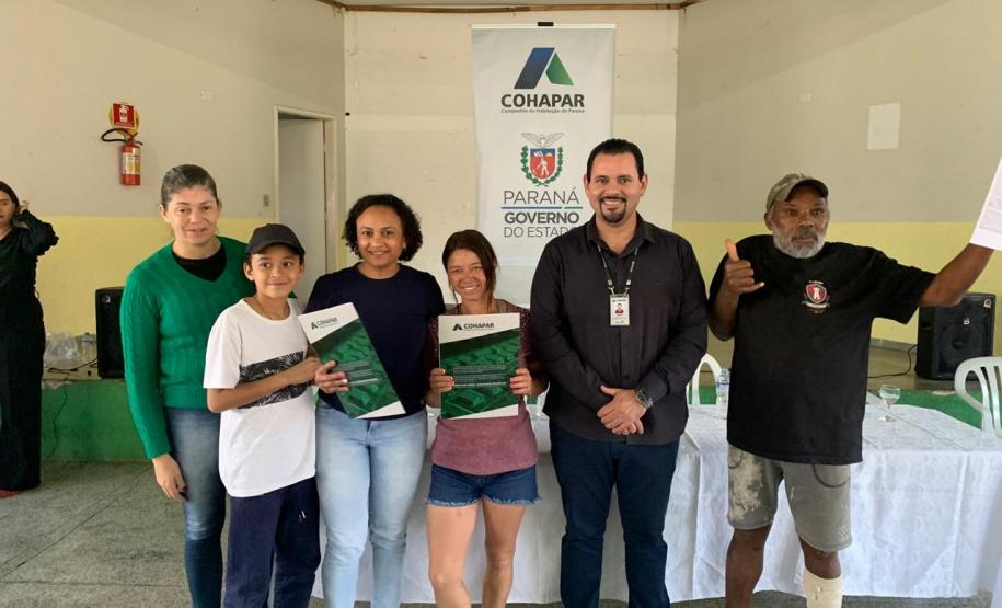 Em Japira, 102 famílias recebem títulos de regularização fundiária pela Cohapar