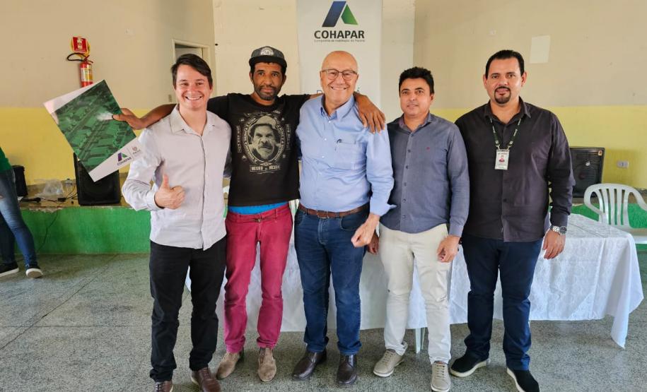 Em Japira, 102 famílias recebem títulos de regularização fundiária pela Cohapar
