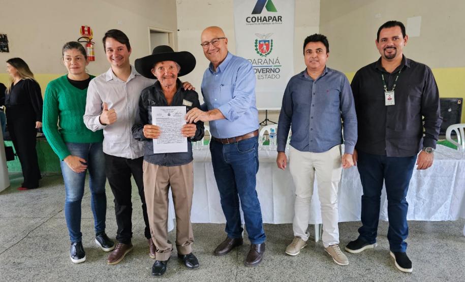 Em Japira, 102 famílias recebem títulos de regularização fundiária pela Cohapar