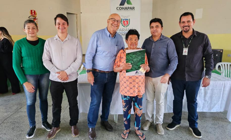 Em Japira, 102 famílias recebem títulos de regularização fundiária pela Cohapar