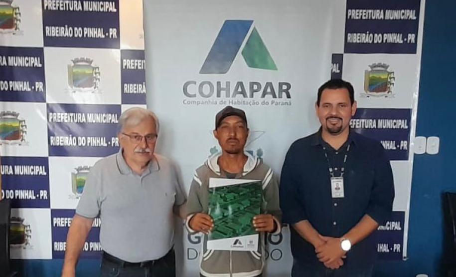 Cohapar entrega 257 títulos de regularização fundiária em Douradina, Ribeirão do Pinhal e Turvo