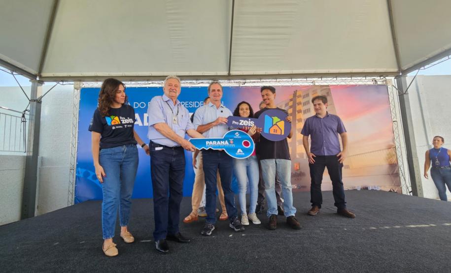 64 famílias de Maringá celebram o sonho do imóvel próprio