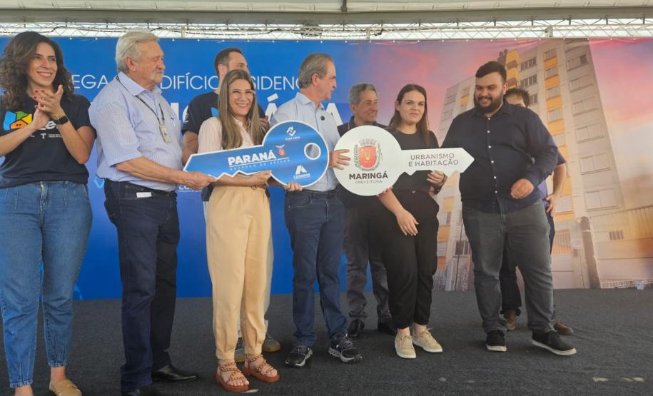 64 famílias de Maringá celebram o sonho do imóvel próprio