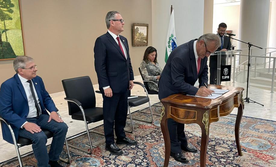 Cohapar e Tribunal de Justiça assinam termo para promover regularização fundiária no Estado