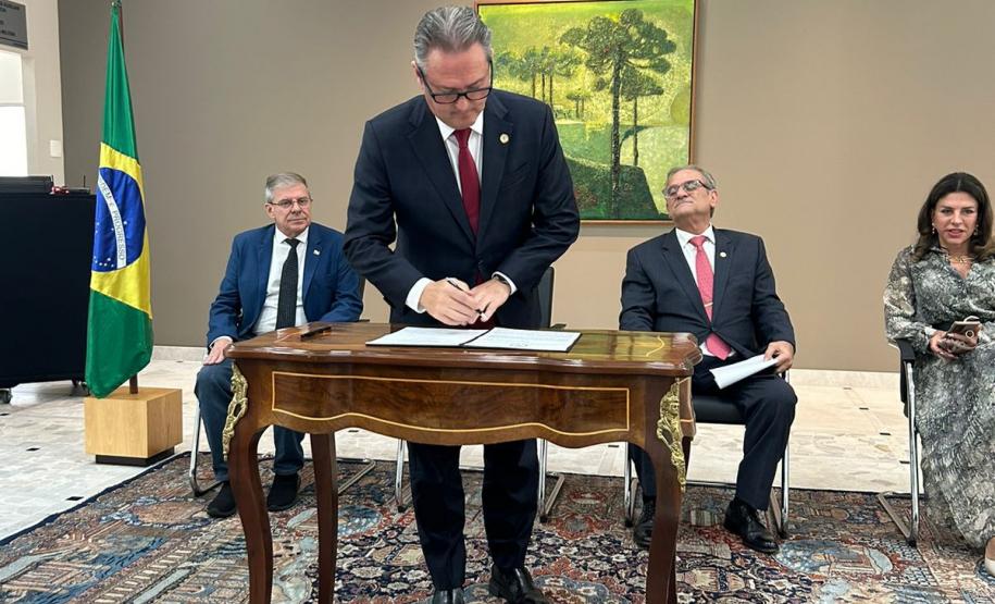 Cohapar e Tribunal de Justiça assinam termo para promover regularização fundiária no Estado