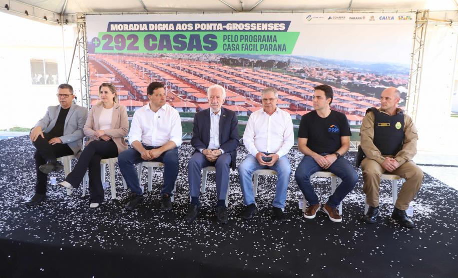 Casa Fácil Paraná: Darci Piana entrega casas para 292 famílias de Ponta Grossa