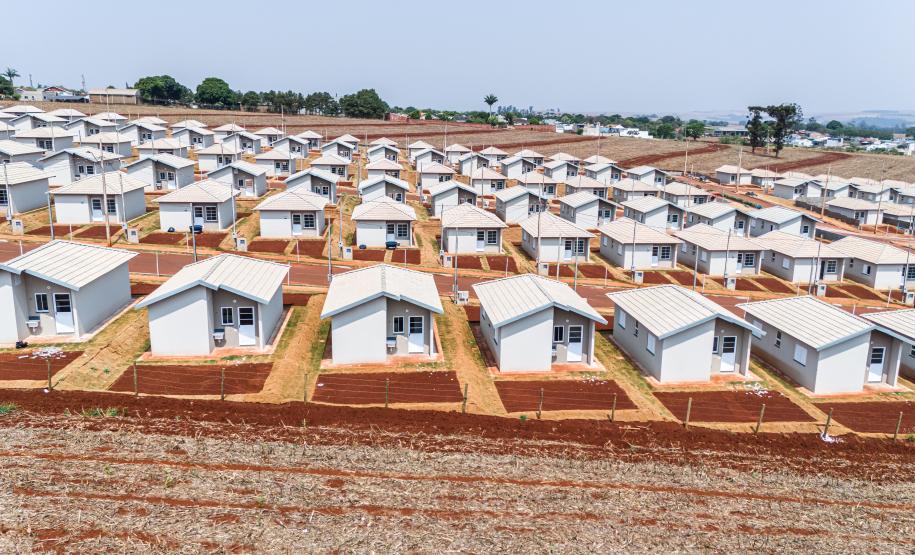 532 famílias de Cafelândia e Nova Aurora recebem as chaves da casa própria