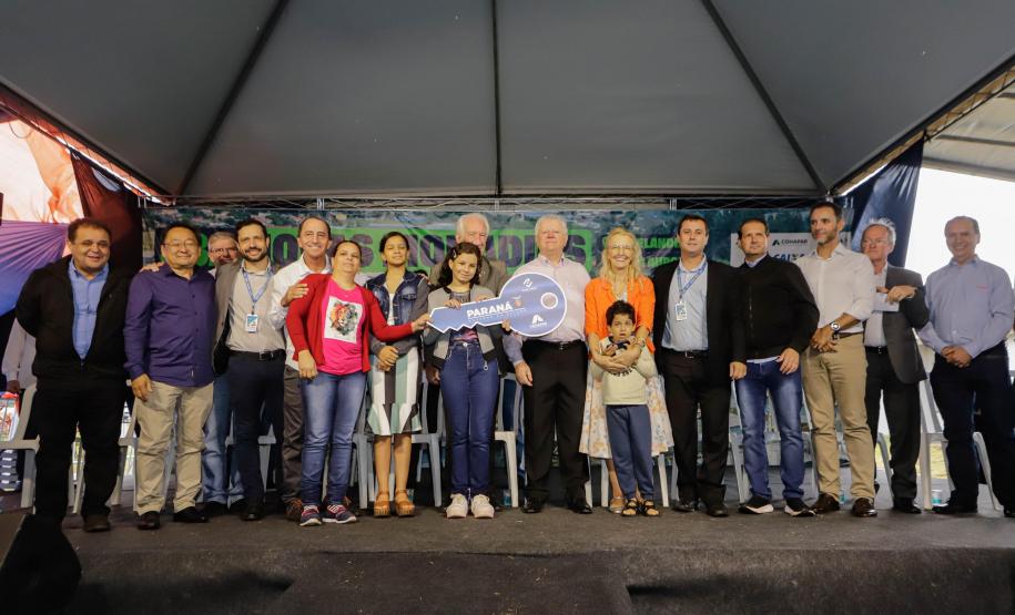 532 famílias de Cafelândia e Nova Aurora recebem as chaves da casa própria