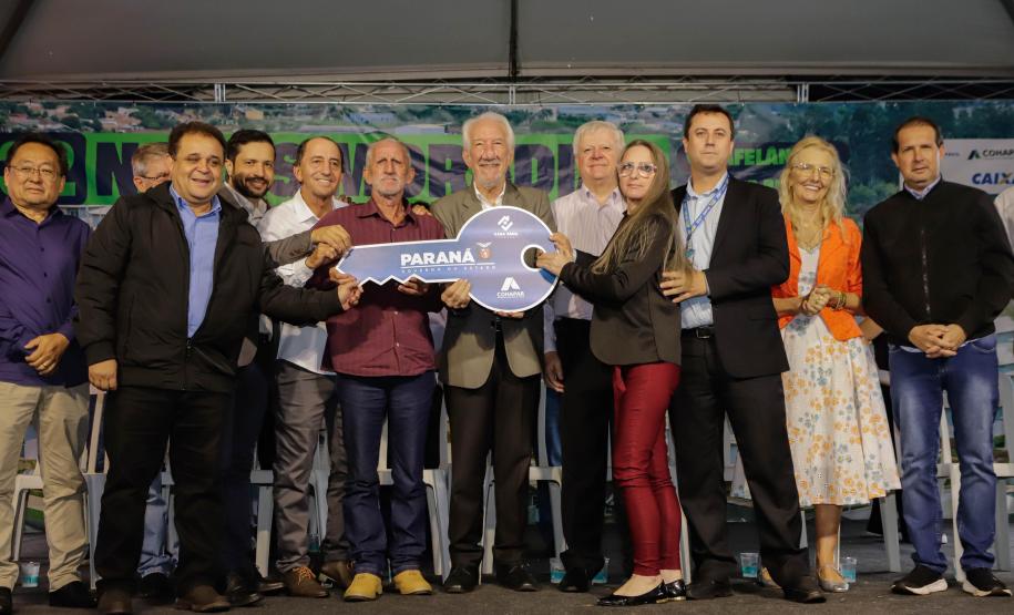 532 famílias de Cafelândia e Nova Aurora recebem as chaves da casa própria