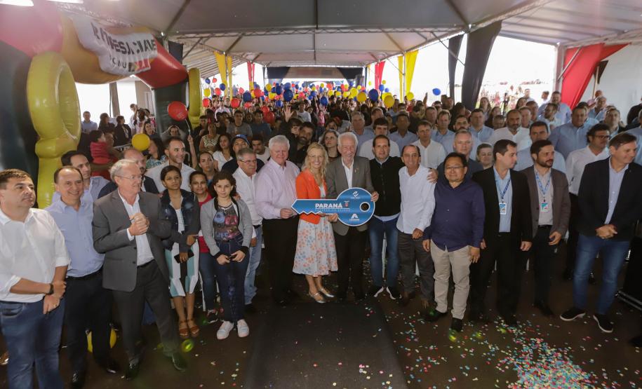 532 famílias de Cafelândia e Nova Aurora recebem as chaves da casa própria