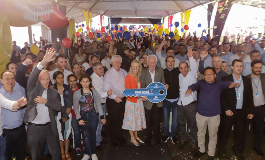 532 famílias de Cafelândia e Nova Aurora recebem as chaves da casa própria